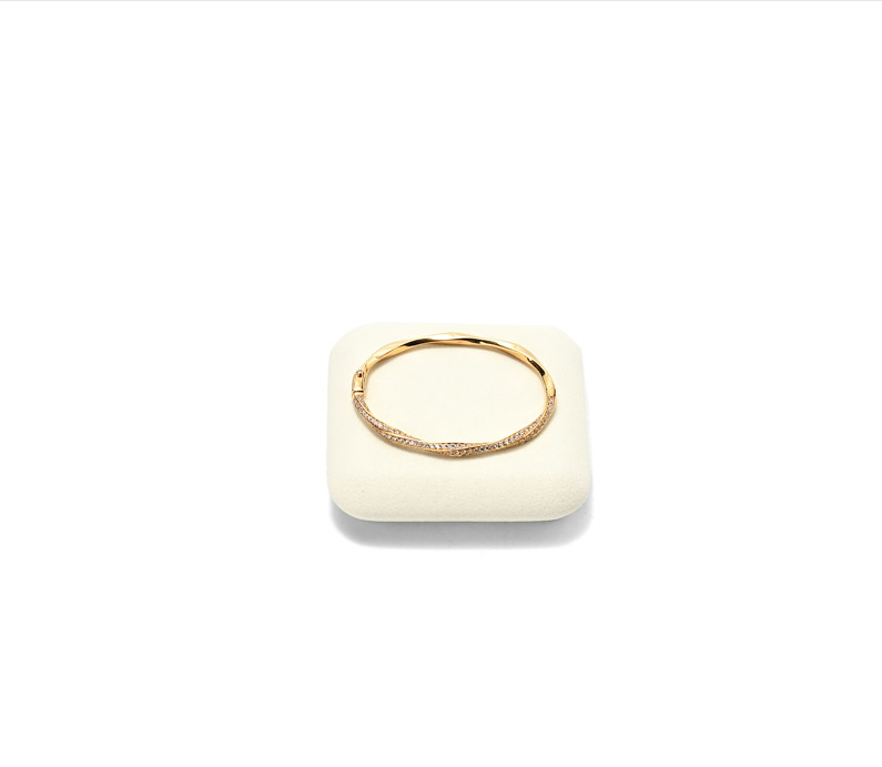 Off-White Metal Jewelry Display Set